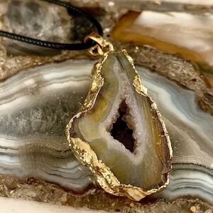 2208 Natural Agate Geode Pendant Necklace with Gold Tone Plated Accents